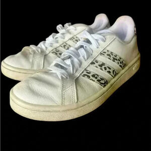 Ladies Adidas Tennis shoe animal print stripe 5.1/2. Very good condition.